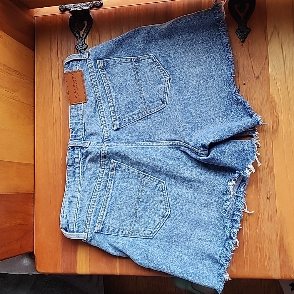 NWOT Lucky Brand denim Boyfriend Short size 29 8 Light Wash Distressed Raw Edge - Picture 7 of 10